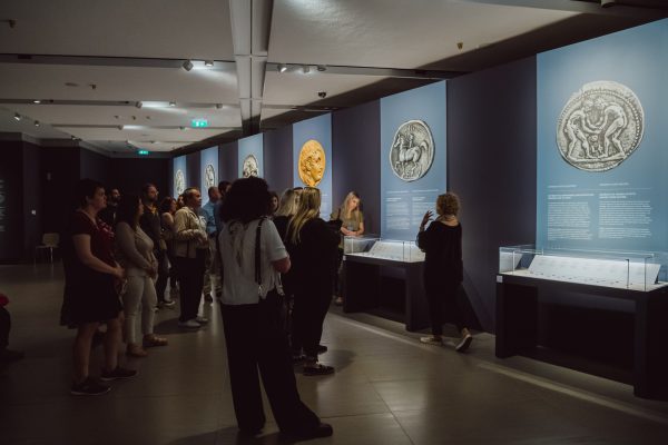 «Η Άλλη Όψη του Νομίσματος»: Μία έκθεση για τα 50 χρόνια της Νομισματικής Συλλογής της Alpha Bank