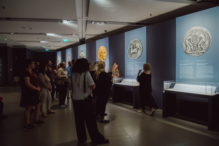 «Η Άλλη Όψη του Νομίσματος»: Μία έκθεση για τα 50 χρόνια της Νομισματικής Συλλογής της Alpha Bank