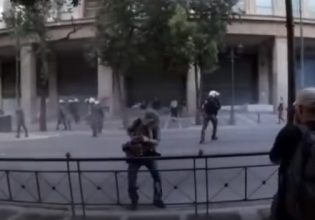 Επεισόδια στην Αθήνα: Αστυνομικός ψεκάζει αναίτια κατά πρόσωπο τον φωτορεπόρτερ Μάριο Λώλο