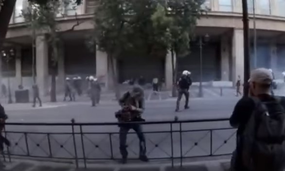 Επεισόδια στην Αθήνα: Αστυνομικός ψεκάζει αναίτια κατά πρόσωπο τον φωτορεπόρτερ Μάριο Λώλο
