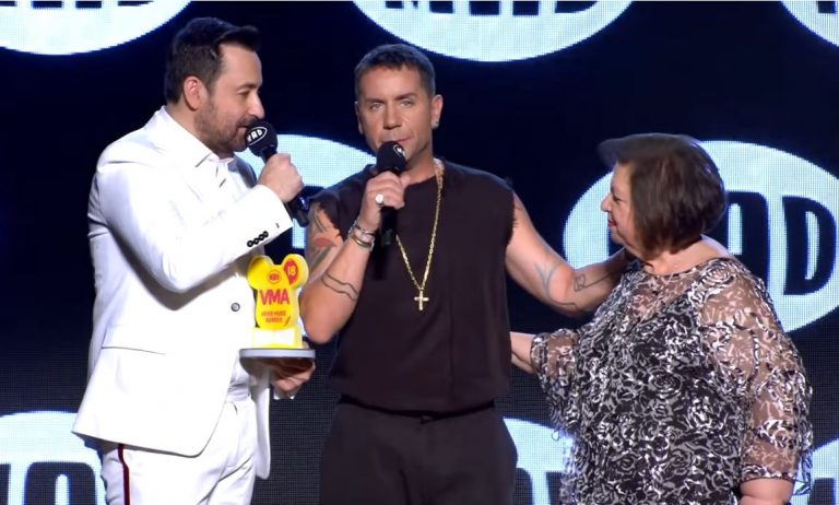 H συγκινητική στιγμή του Γιώργου Μαζωνάκη με τη δασκάλα του στα Mad VMA’18