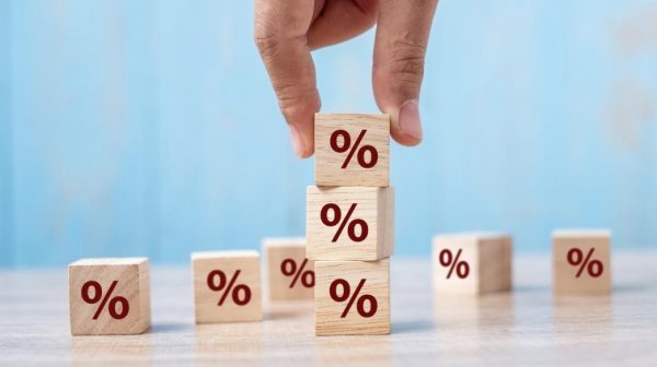 Επιτόκια: Μόνο το 6% των αυξήσεων από την ΕΚΤ περνά στους καταθέτες