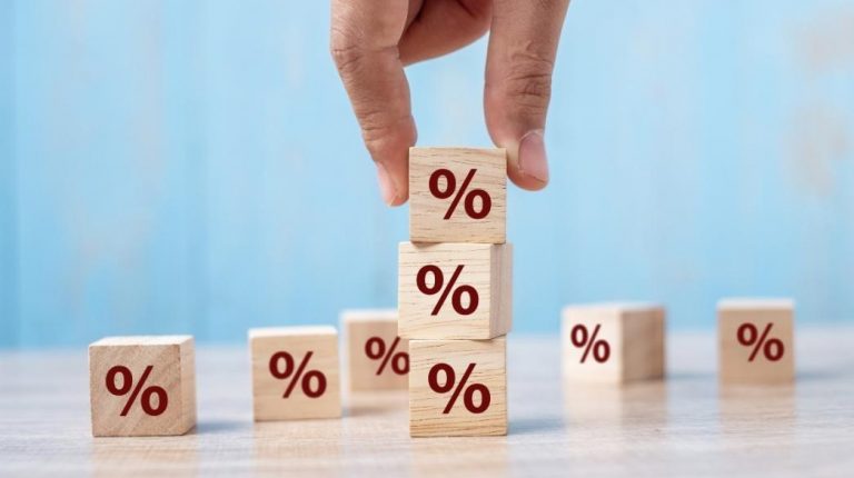 Επιτόκια: Μόνο το 6% των αυξήσεων από την ΕΚΤ περνά στους καταθέτες