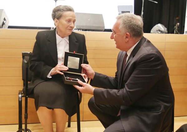 Μητέρα Σύμβολο: Μεγάλωσε 440 κορίτσια και τιμήθηκε όπως της αρμόζει