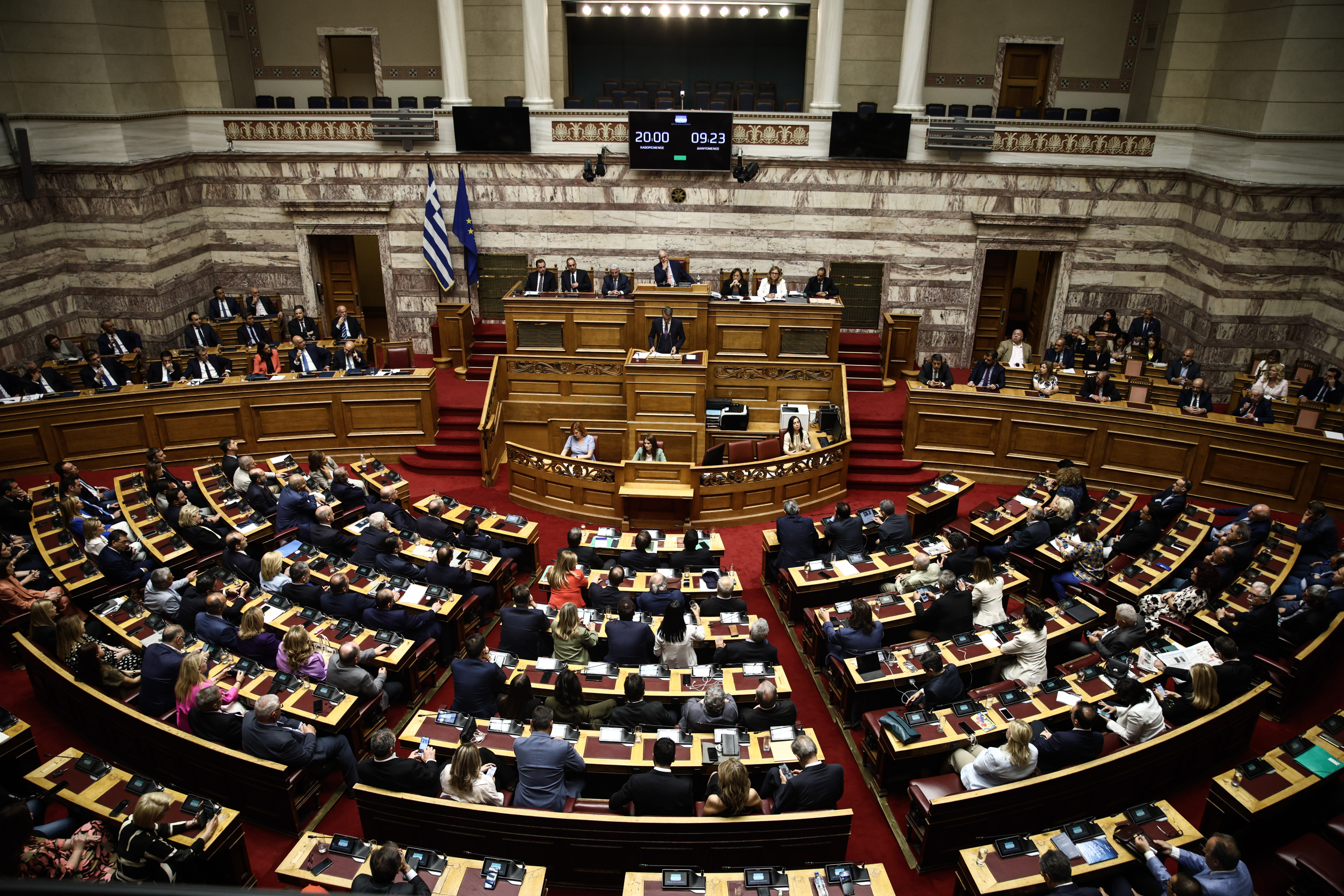 Βουλή: Πέρασε το νομοσχέδιο για τα μεικτά πληρώματα των ασθενοφόρων του ΕΚΑΒ