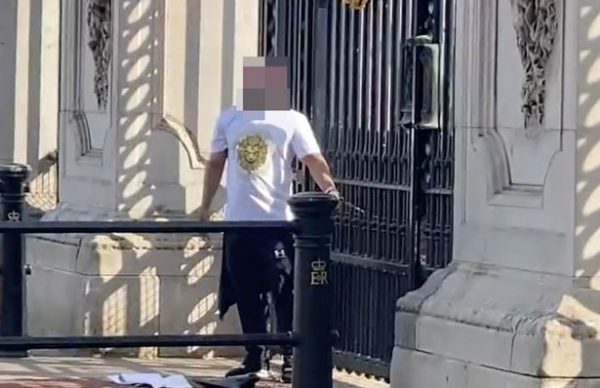 Συναγερμός στο Μπάκιγχαμ – Άνδρας δέθηκε με χειροπέδες στην κεντρική πύλη του παλατιού