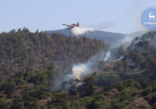 Φωτιά στη Ρόδο: Μάχη με τις φλόγες για 5η μέρα – Ξεκίνησαν ξανά να επιχειρούν τα εναέρια μέσα