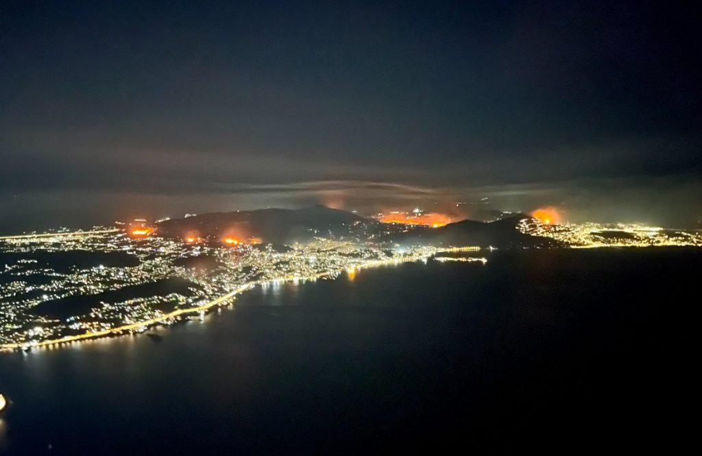 Φωτιές στην Αττική: Σοκάρει ανάρτηση στο Twitter με φωτογραφία από ψηλά  – «Ένα έθιμο… να καίγεται κάθε μορφή ζωής»