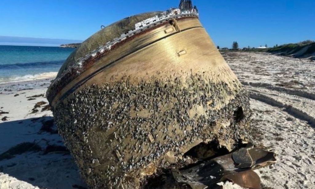 Αυστραλία: Τέλος το μυστήριο γύρω από τον τεράστιο κύλινδρο που ξεβράστηκε σε παραλία