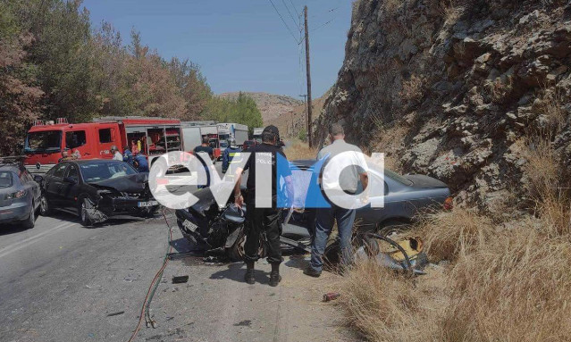 Καραμπόλα τριών αυτοκινήτων στην Εύβοια – Τρεις τραυματίες – Απεγκλωβισμός μητέρας και κόρης
