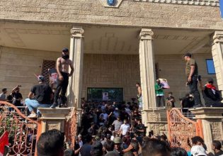 Ιράκ: Διαδηλωτές πυρπόλησαν την πρεσβεία της Σουηδίας στη Βαγδάτη