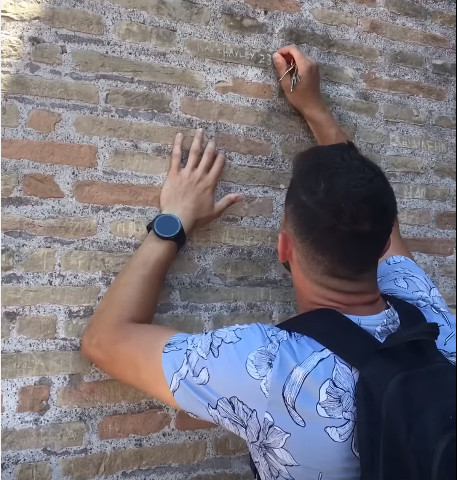 Βανδαλισμός Κολοσσαίου: Τι λέει ο τουρίστας που χάραξε ονόματα στο αρχαίο μνημείο