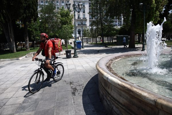 Πρόστιμα σε εταιρείες delivery – Η Επιθεώρηση Εργασίας τούς «τσάκωσε» παραγγέλνοντας φαγητό εν μέσω καύσωνα