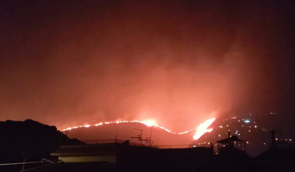 Ιταλία: Πενήντα φωτιές καίνε στη Σικελία – Δεκάδες κάτοικοι εγκατέλειψαν τα σπίτια τους