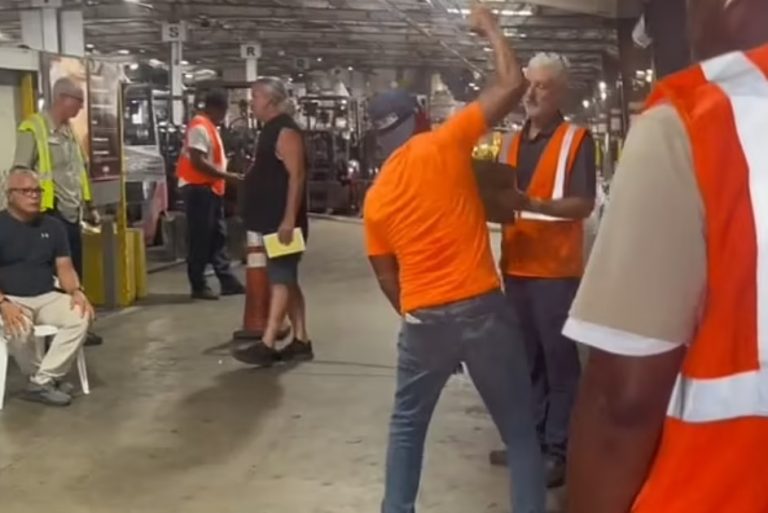 ΗΠΑ: Υπάλληλος μαθαίνει πως μετά από 30 χρόνια εργασίας δεν μπορεί να βγει στη σύνταξη και γίνεται έξω φρενών [Βίντεο]