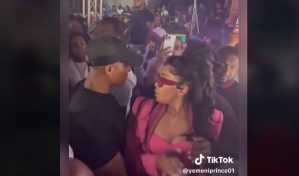 Η Monica κατέβηκε από τη σκηνή για να υπερασπιστεί θαυμάστρια που δεχόταν επίθεση