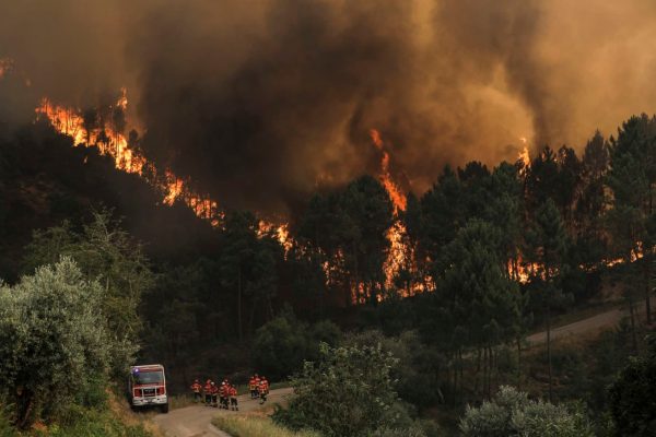 Πορτογαλία: Εκατοντάδες πυροσβέστες προσπαθούν να σβήσουν πυρκαγιά στην Κασκάις