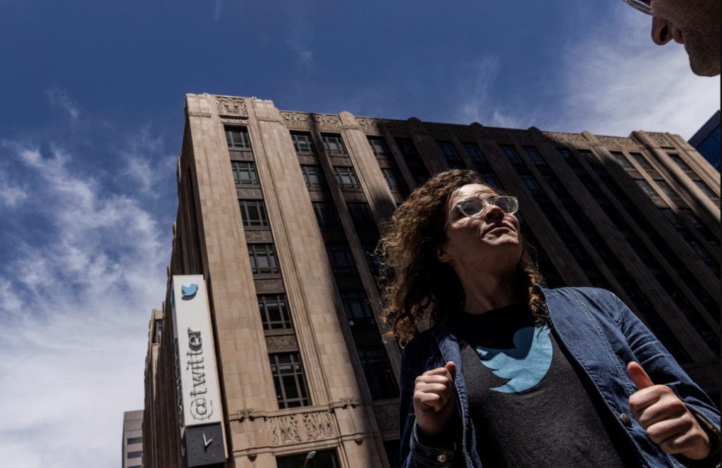 Twitter: Άλλαζαν την πινακίδα στα κεντρικά γραφεία της εταιρείας και παρενέβη η Αστυνομία