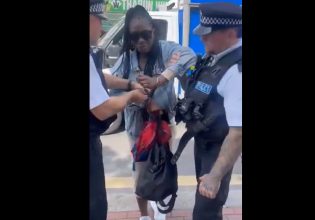 Βρετανία: Της πέρασαν χειροπέδες μπροστά στο ανήλικο παιδί της επειδή δεν «χτύπησε» εισιτήριο – Τελικά έκαναν λάθος
