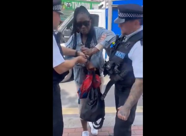 Βρετανία: Της πέρασαν χειροπέδες μπροστά στο ανήλικο παιδί της επειδή δεν «χτύπησε» εισιτήριο – Τελικά έκαναν λάθος