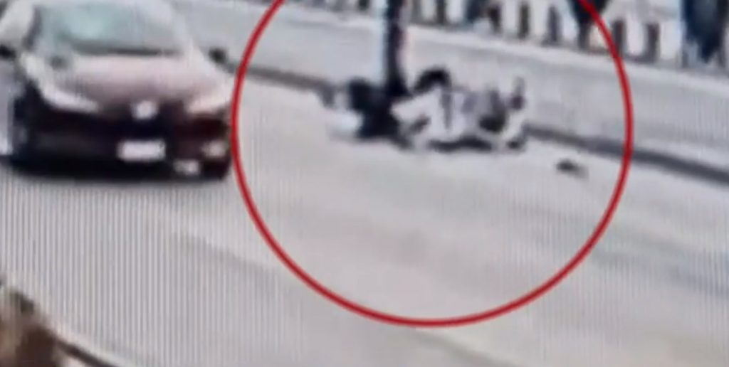 Οδηγός Ι.Χ χτύπησε και εγκατέλειψε οδηγό μηχανής στο κέντρο της Αθήνας [Βίντεο]