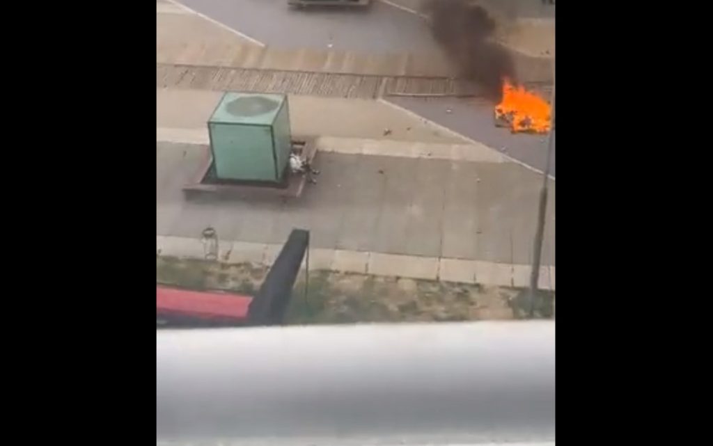 Γαλλία: Ο κόσμος γύρω του καιγόταν και εκείνος έτρωγε το σάντουιτς του – Το viral βίντεο