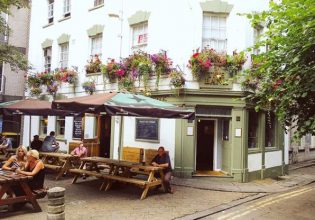 The Bank Tavern: Η βρετανική pub με τη λίστα αναμονής τεσσάρων…. ετών