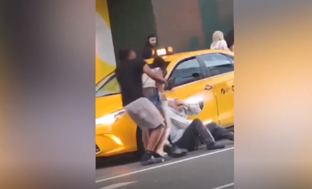 Νέα Υόρκη: Οδηγός ταξί δέχτηκε άγρια επίθεση από πέντε άτομα σε κεντρικό δρόμο – Δεν επενέβη κανείς για βοήθεια