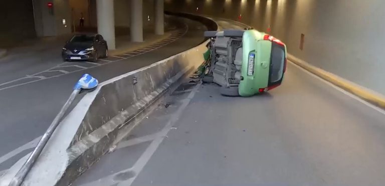 Τροχαίο στη Ν. Φιλαδέλφεια: Ι.Χ ξέφυγε από την πορεία του και ανετράπη