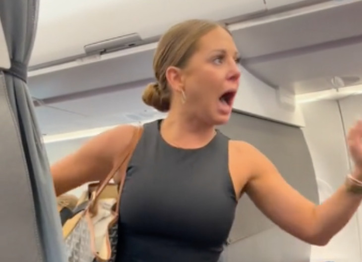 Το ανεξήγητο ξέσπασμα επιβάτισσας αεροπλάνου που έγινε viral – «Αυτός εκεί πίσω δεν είναι αληθινός»