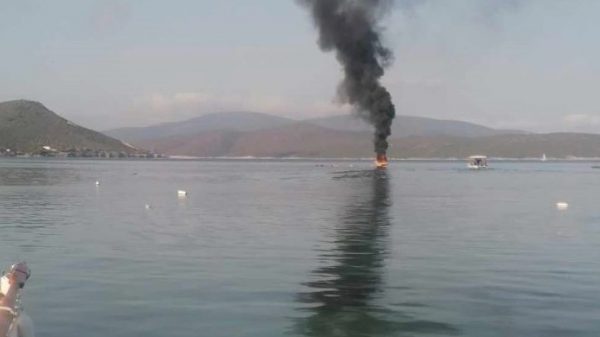 Ισχυρή έκρηξη σε πλαστικό ταχύπλοο στη Ραφήνα – Ένας σοβαρά τραυματίας