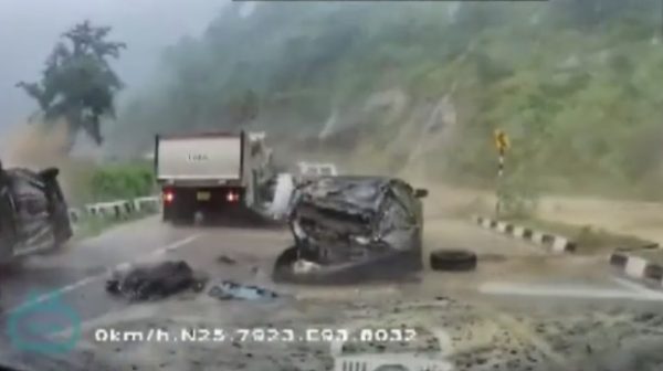 Τεράστιος βράχος συνέθλιψε αυτοκίνητα στην Ινδία – Δύο νεκροί και ένας τραυματίας