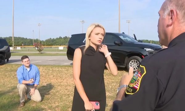 Ρεπόρτερ έτρεξε να καλύψει έκτακτο γεγονός και τελικά της έγινε πρόταση γάμου