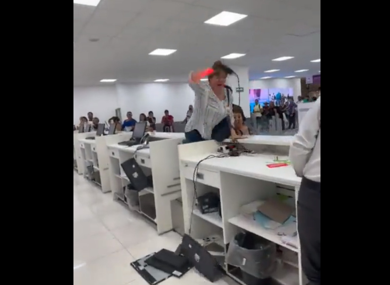 Γης Μαδιάμ σε αεροδρόμιο του Μεξικού - Γυναίκα τα έσπασε όλα όταν της είπαν ότι δεν υπήρχε το εισιτήριό της