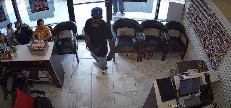 Ληστεία για κλάματα – Τους απειλούσε και εκείνοι τον αγνοούσαν [Δείτε βίντεο]