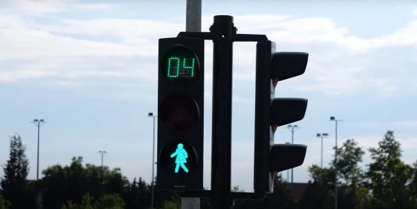 Φωτεινοί σηματοδότες με γυναικείες φιγούρες στις τέσσερις Περιφερειακές Ενότητες της Θεσσαλίας