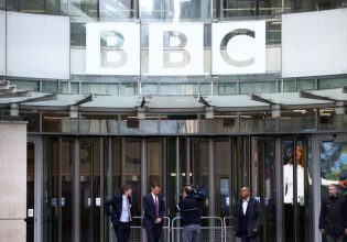 Σκάνδαλο BBC: «Ανοησίες» οι κατηγορίες της μητέρας του φερόμενου θύματος – Η επιστολή του δικηγόρου