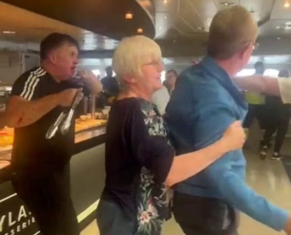 Άγριο ξύλο σε ferry boat – Ο καπετάνιος αναγκάστηκε να επιστρέψει στο λιμάνι [Βίντεο]