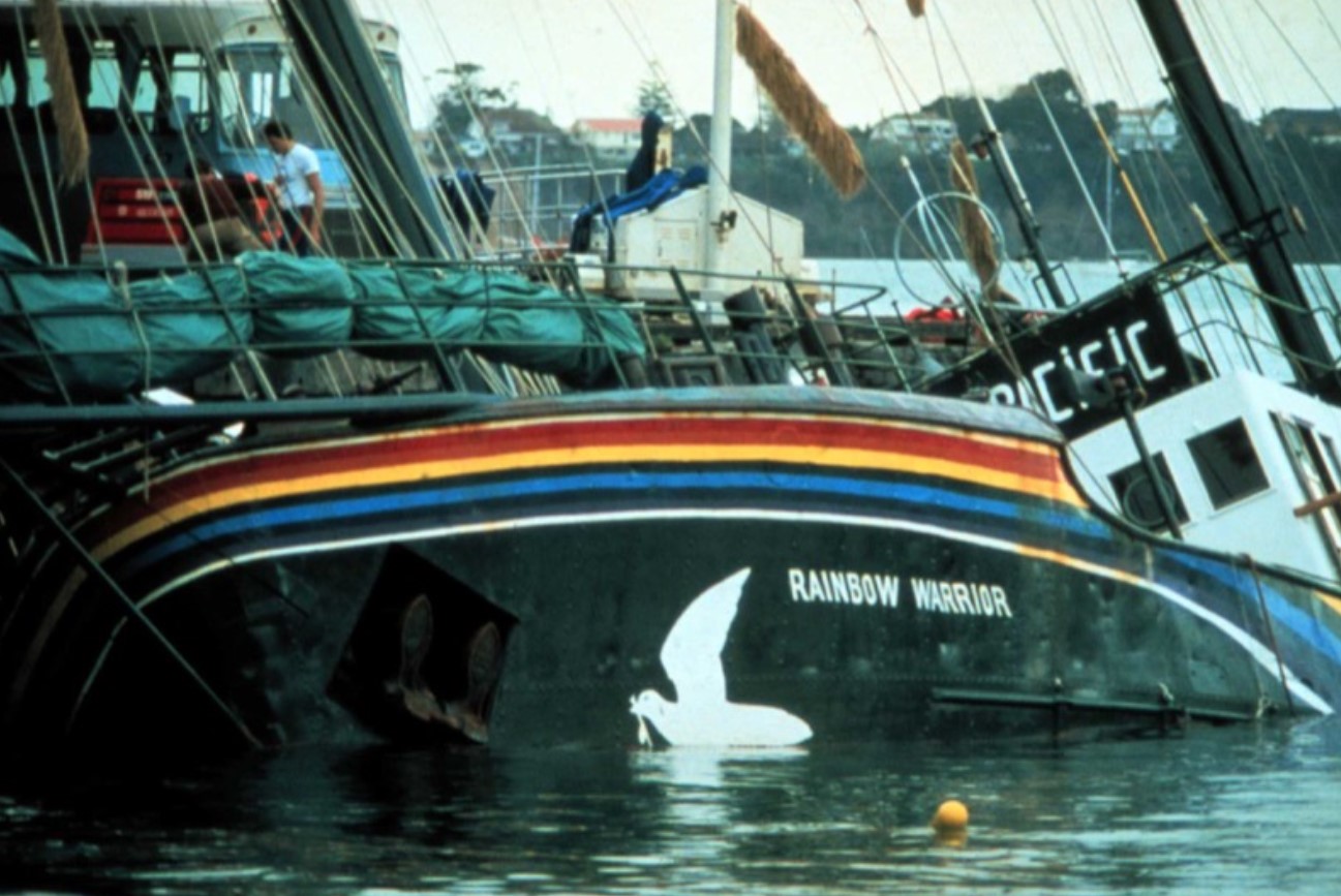 Rainbow Warrior: Μια «δολοφονία» 40 δευτερολέπτων στον Ειρηνικό