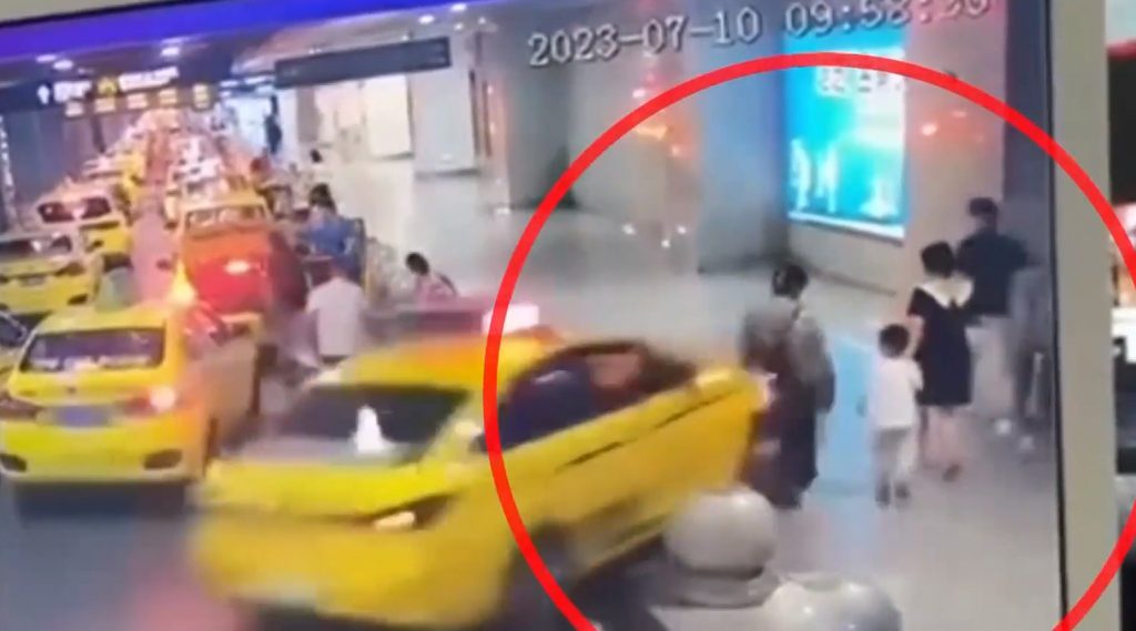 Κίνα: Οδηγός ταξί έχασε τον έλεγχο του αυτοκινήτου και έπεσε πάνω σε τετραμελή οικογένεια σε σταθμό τρένου