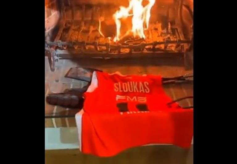 Απίστευτο βίντεο: Άναψε τζάκι καλοκαιριάτικα για να κάψει τη φανέλα του Σλούκα!