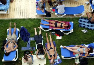 Οι κίνδυνοι από το καλοκαιρινό μαύρισμα και τα οφέλη του ήλιου