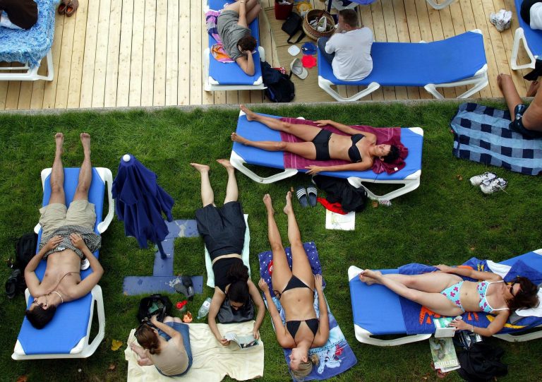 Οι κίνδυνοι από το καλοκαιρινό μαύρισμα και τα οφέλη του ήλιου