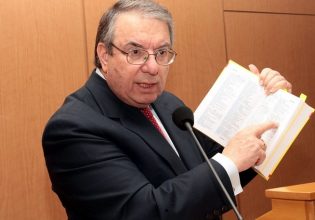 Ο Μπαμπινιώτης «ξαναχτύπησε» – Η πιλοτίνα, η χημικίνα και η φιλολογίνα
