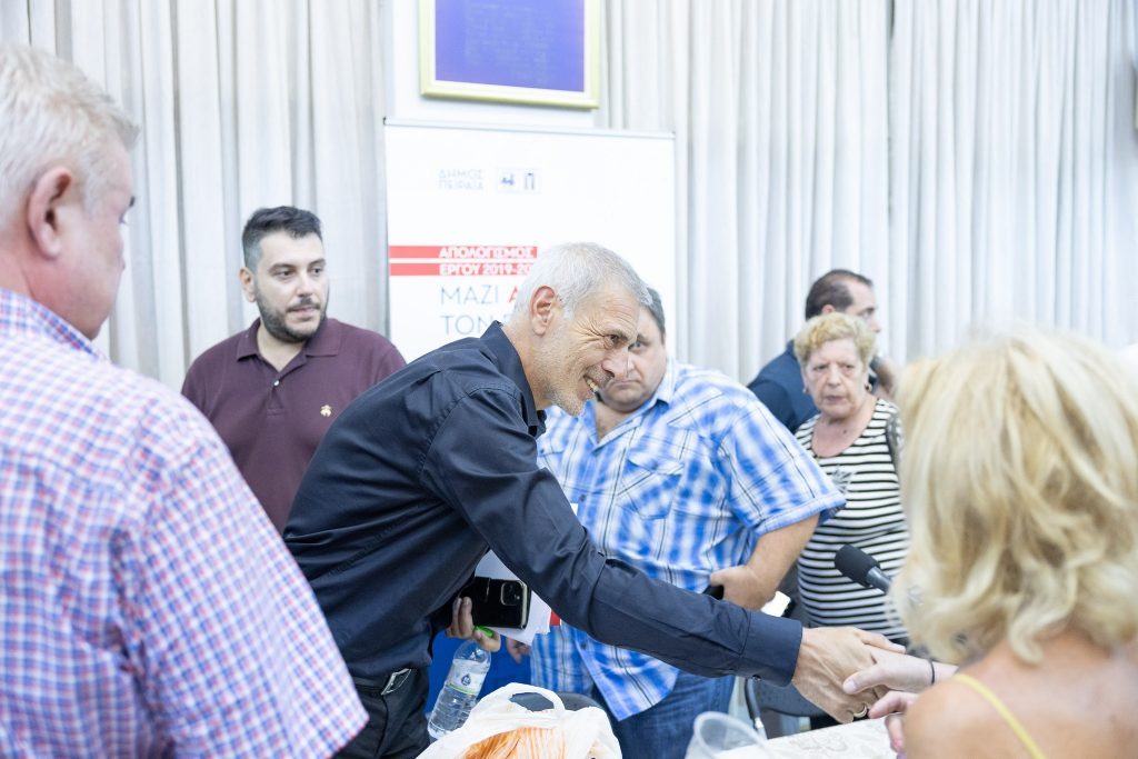 Ενισχύει με προπληρωμένες κάρτες ευάλωτα νοικοκυριά ο Δήμος Πειραιά