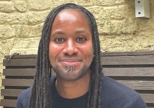 Έμαθε να μιλάει στα 11 και να διαβάζει στα 18 – Σήμερα είναι ο νεότερος μαύρος καθηγητής του Cambridge