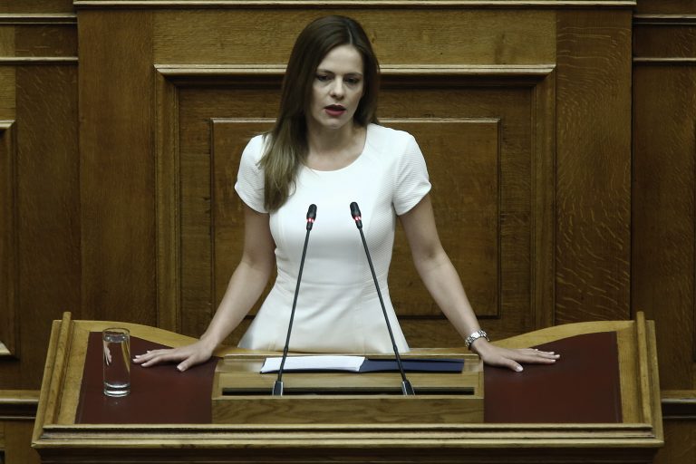 Έφη Αχτσιόγλου για τις φωτιές: Η σκέψη μας με όσους πλήττονται και καταβάλλουν τιτάνιες προσπάθειες