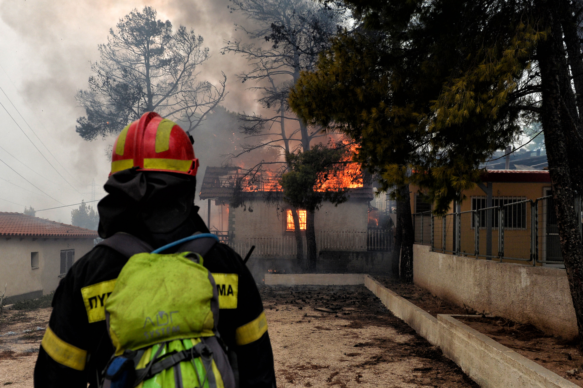 Τραγωδία στη Θεσσαλονίκη: Θλίψη για τον πυροσβέστη που έπεσε εν ώρα καθήκοντος - Ήταν πατέρας δύο παιδιών