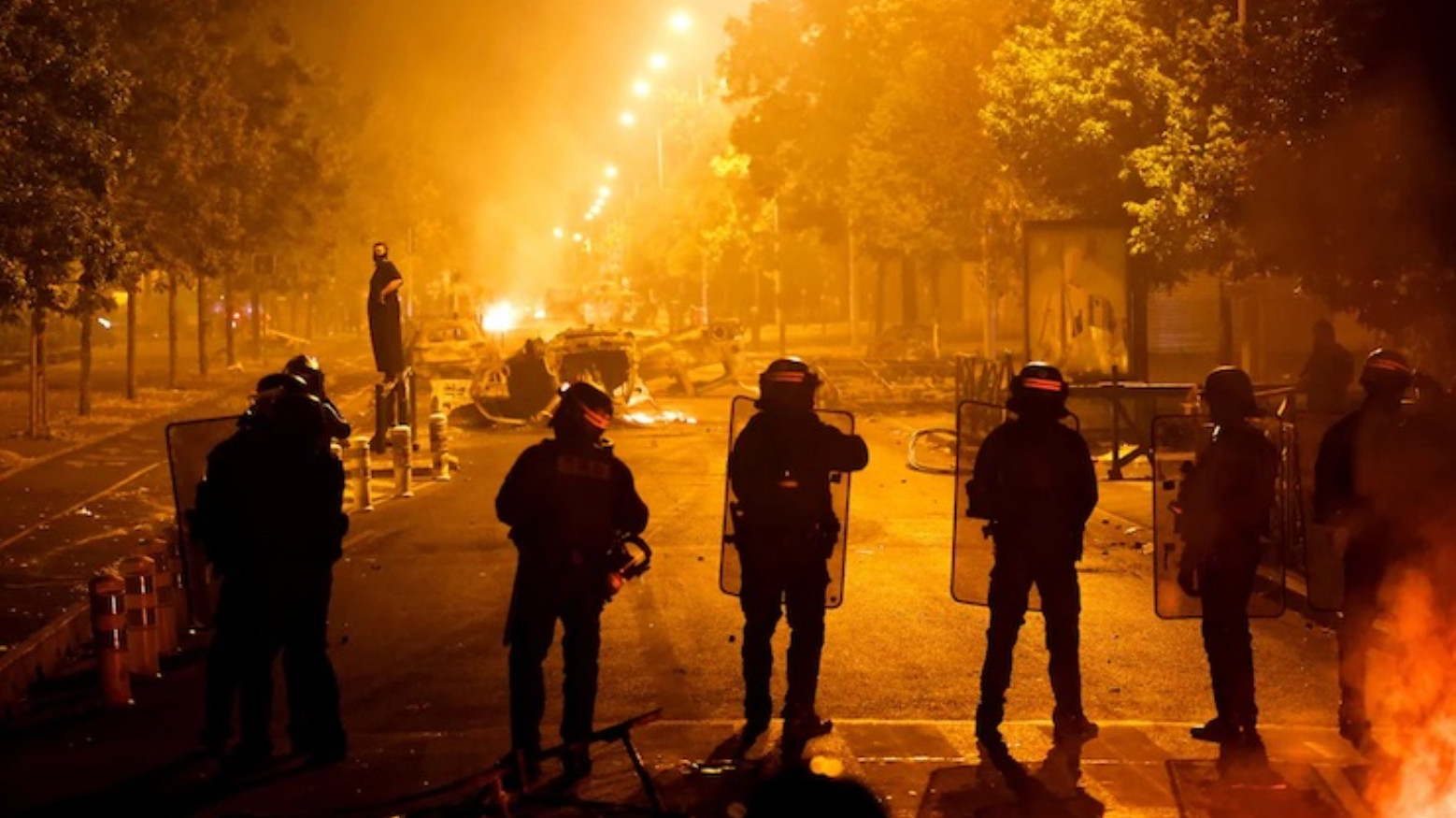 Ταραχές στη Γαλλία: Γιατί οι δρόμοι φλέγονται και πάλι - Ισλαμοφοβία, αστυνομική βία και συστηματική τύφλωση για τα πραγματικά αίτια