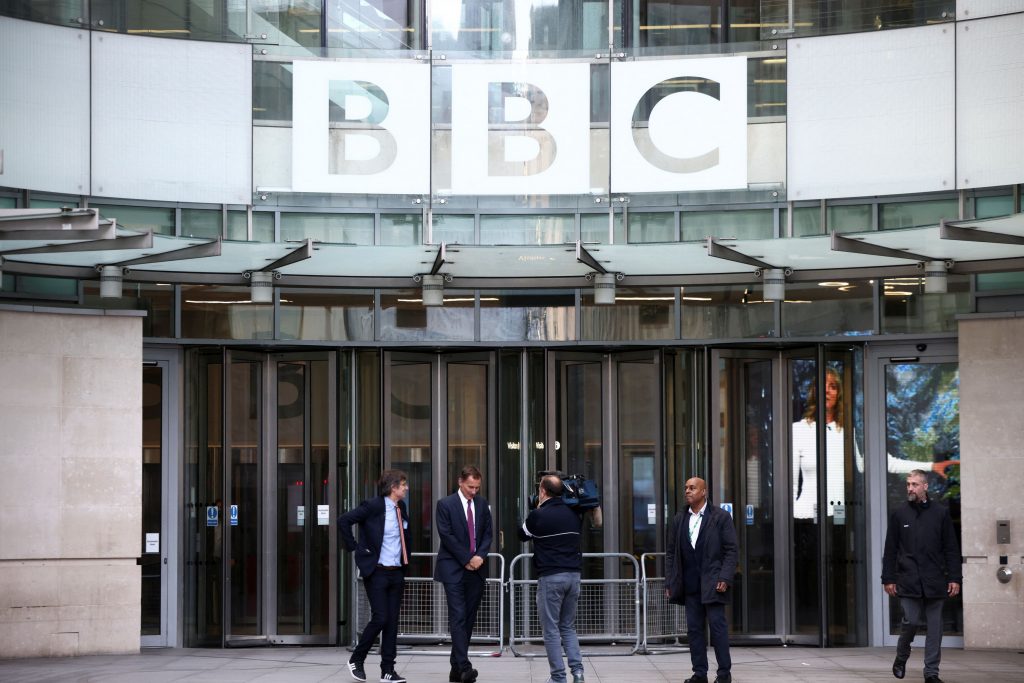 Σκάνδαλο με το BBC: Κορυφαίος παρουσιαστής κατηγορείται ότι πλήρωνε ανήλικο για «ροζ» φωτογραφίες
